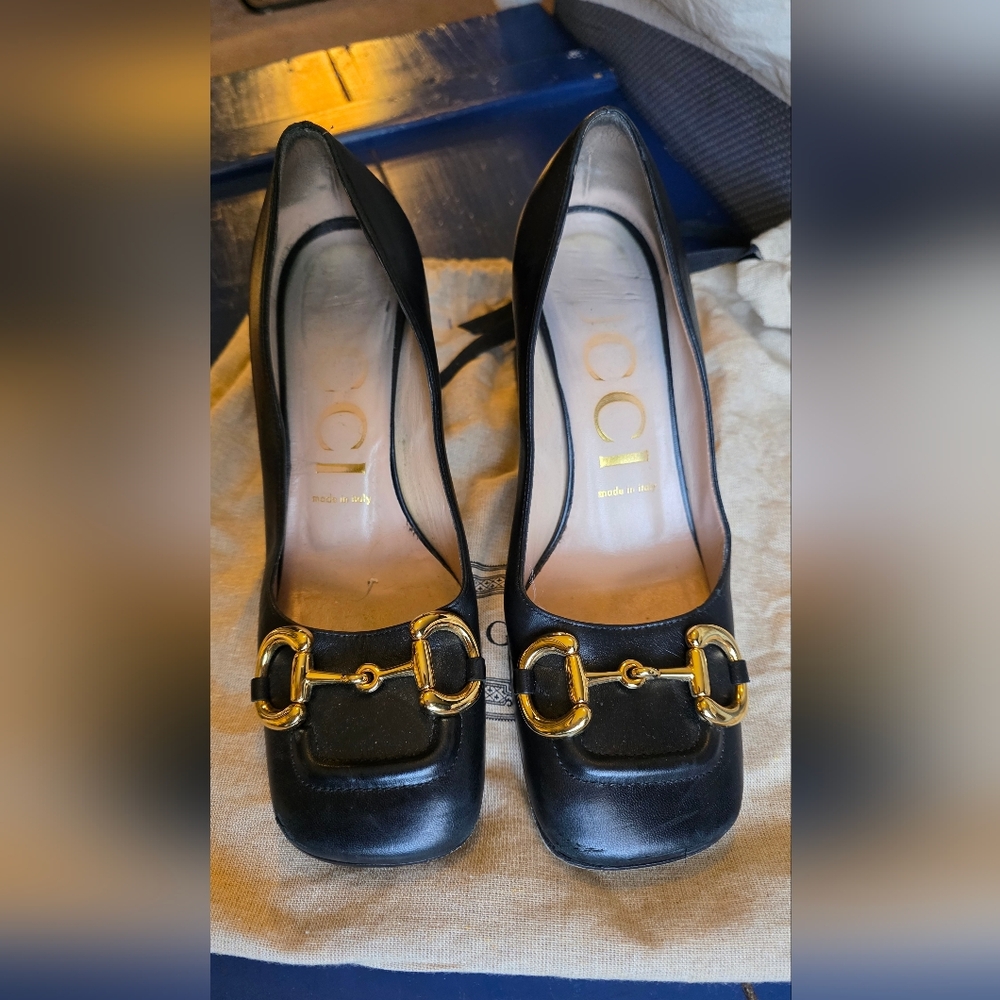 Gucci Black Leather Pumps with Gold Horsebit Detail